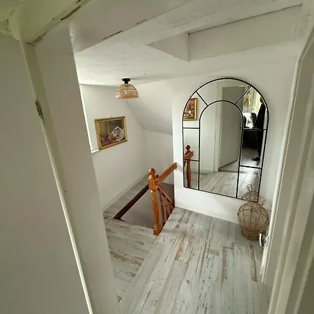 Cozy Little House ثال